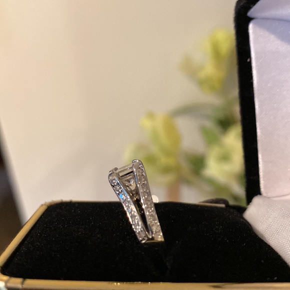 Beautiful Princess Cut Diamond Ring!💍💍- FIRM - Picture 3 of 12